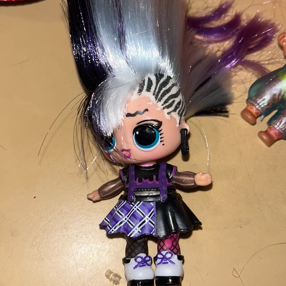 Selling bundle of USED L.O.L surprise dolls, accessories, furniture, and more! - Picture 9 of 15
